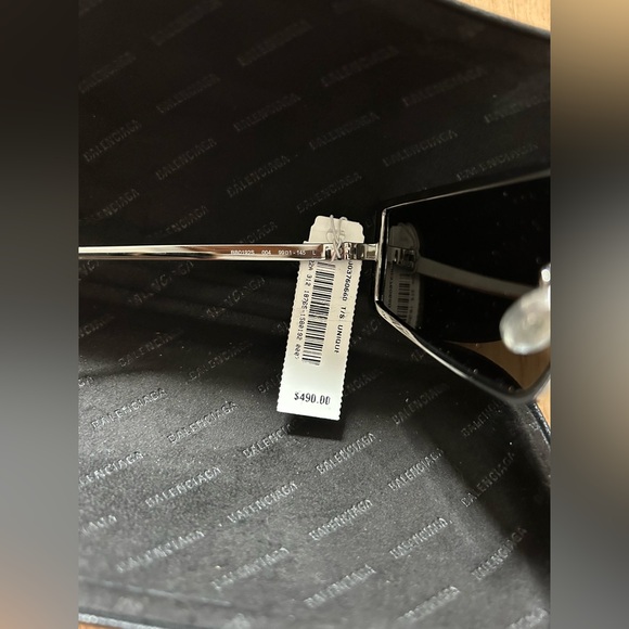 Unisex Balenciaga brand new sunglasses model of 2023 - Picture 5 of 10